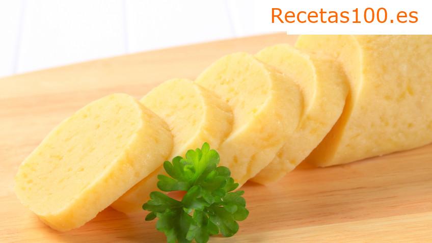 Bola de patata rellena de salchicha casera de vino.