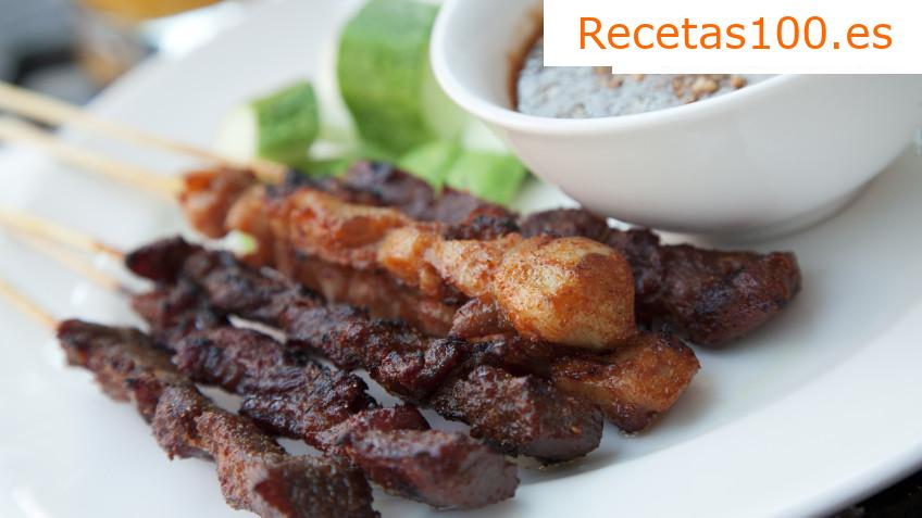 Brochetas de carne de res molida a la parrilla