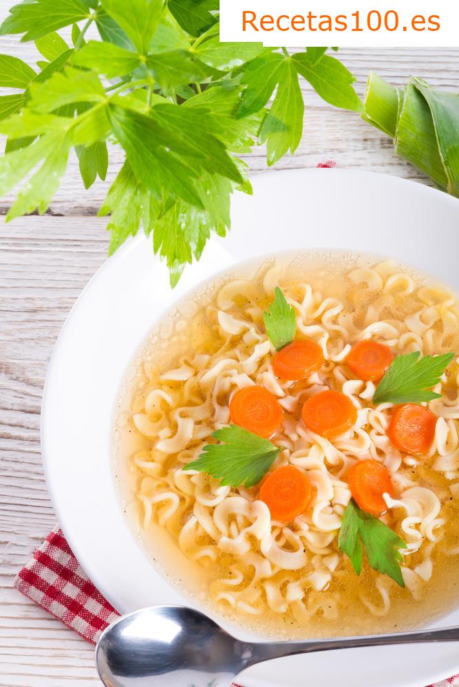 Caldo de verduras con fideos o letras