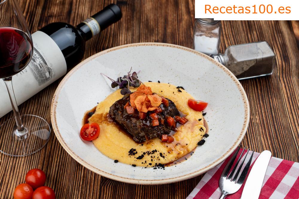Carrillera de res en vino tinto con hierbas