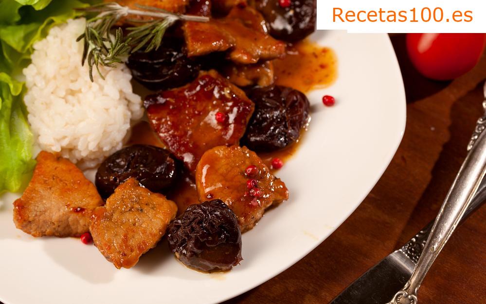 Cerdo guisado al vino con ciruelas