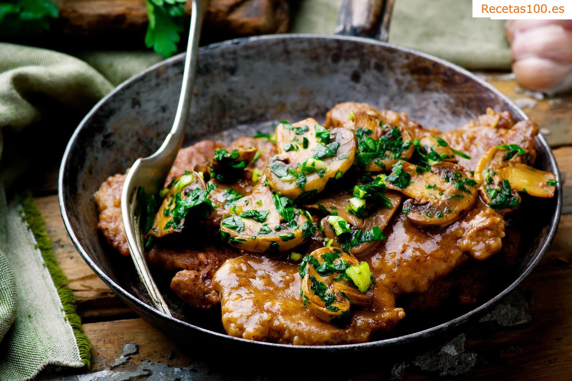 Chuleta de cerdo con salchichas y champiñones