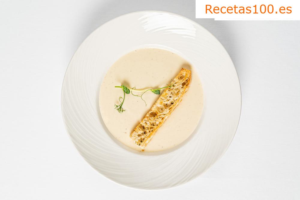 Crema de chirivía con ajo y chips de chirivía