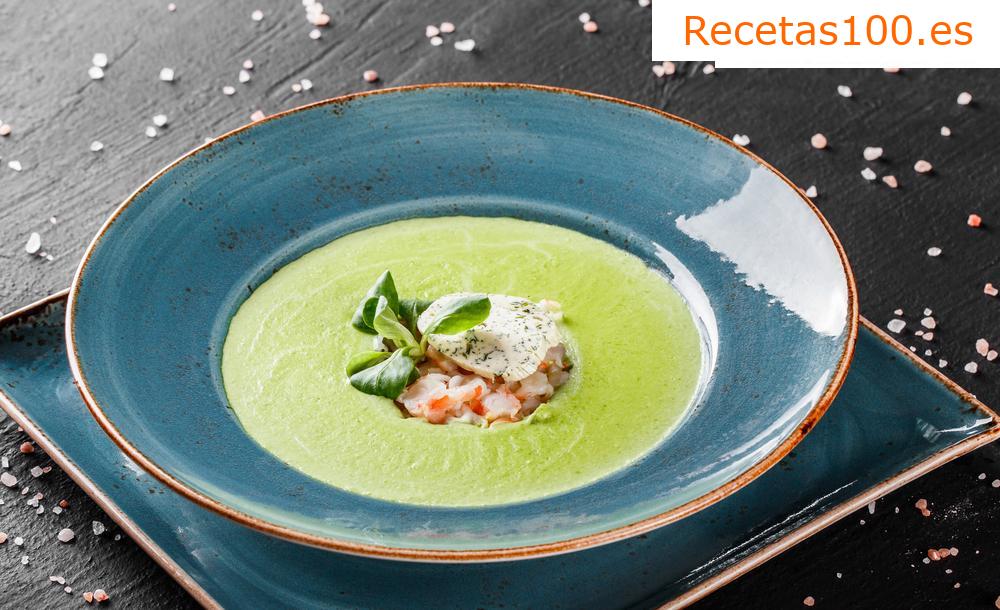 Crema de guisantes con picatostes especiados y bacon