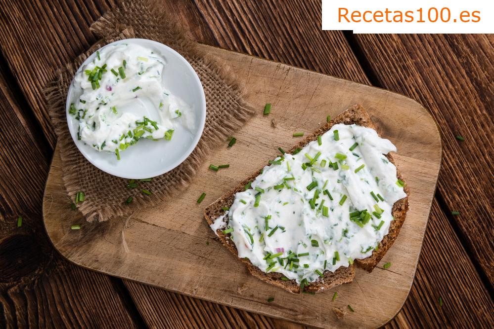 Crema de requesón con ajo y queso