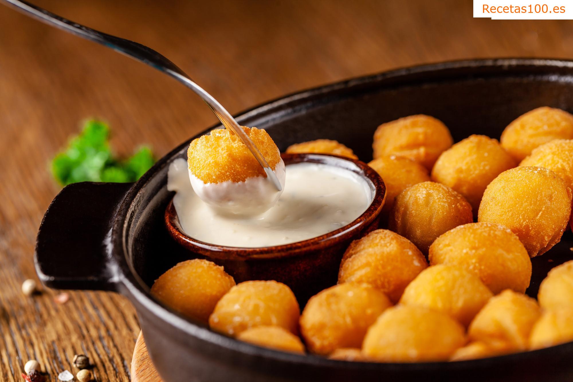 Croquetas de puré de patatas con cebolla frita y queso