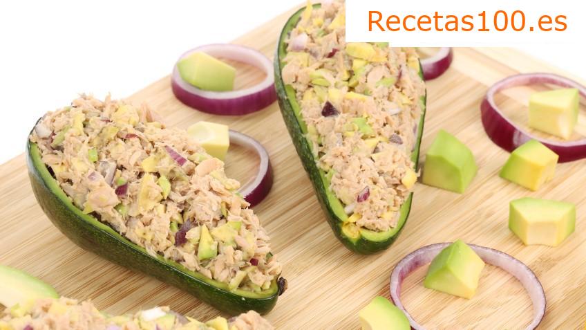 Ensalada de aguacate, atún y tomates