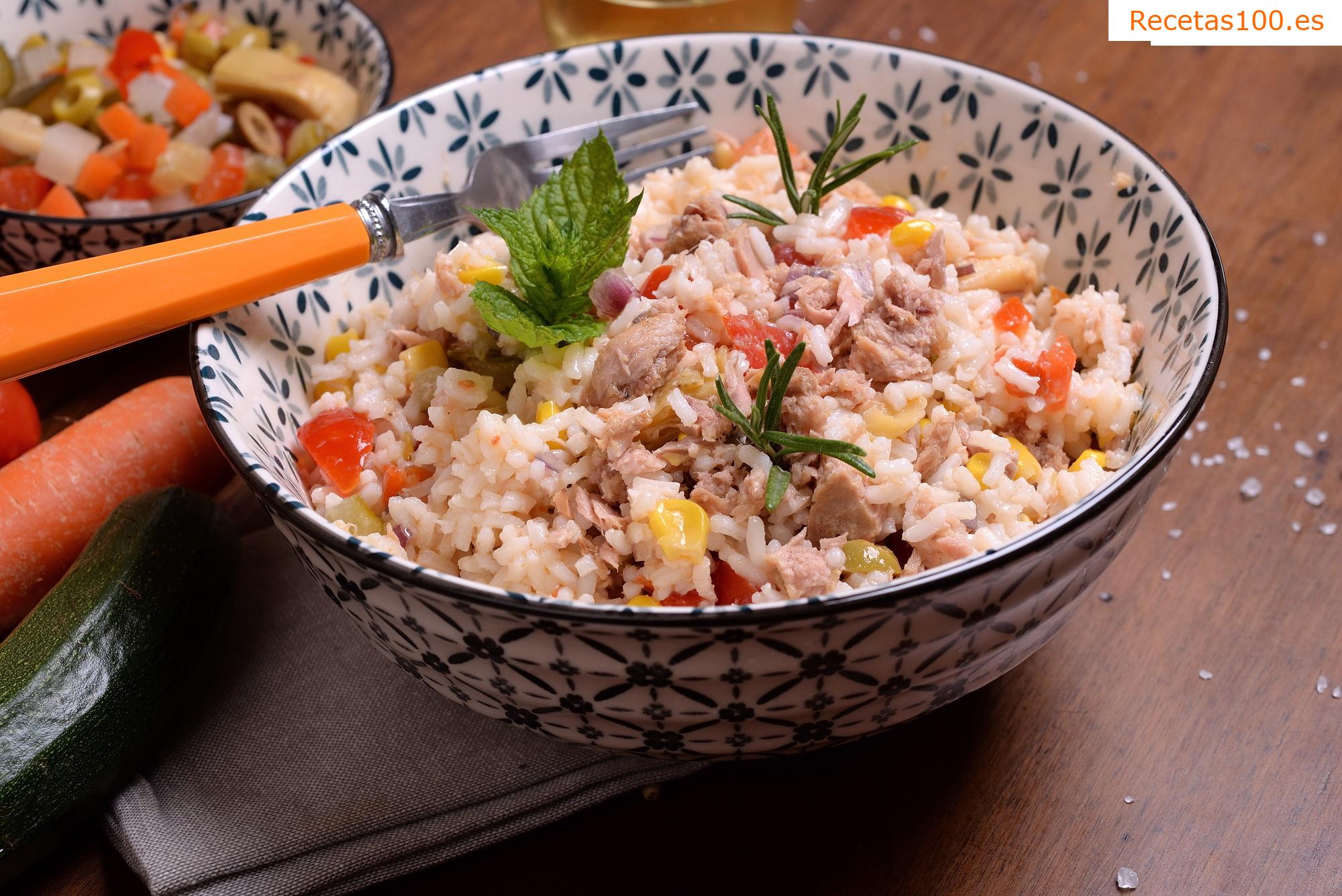 Ensalada de arroz con trozos de pollo