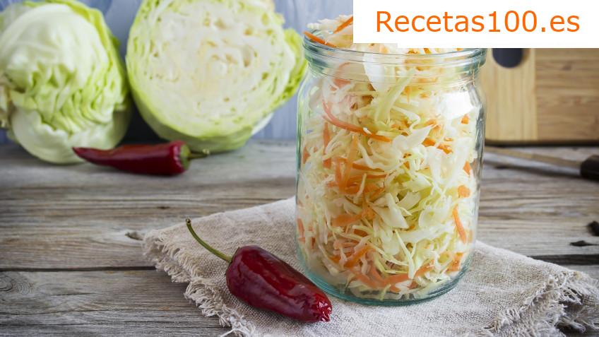 Ensalada de col con cebollas encurtidas