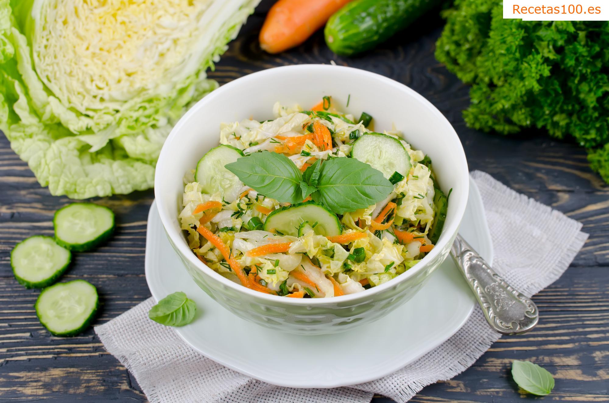 Ensalada de col con zanahoria y eneldo