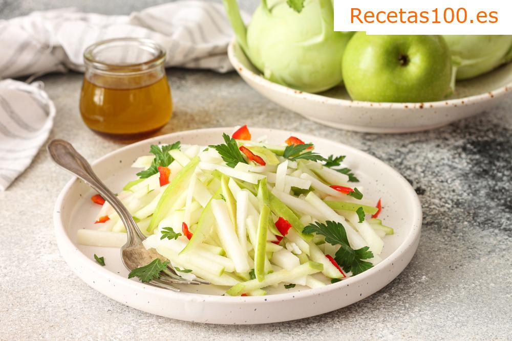 Ensalada de col rizada con manzanas y zanahorias