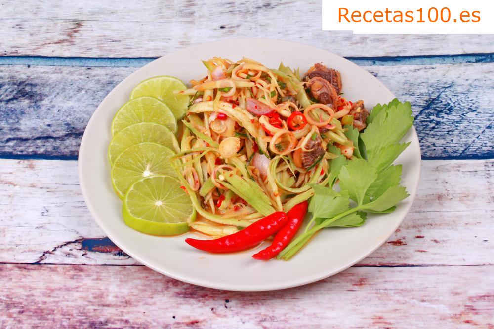Ensalada de hojas con mango