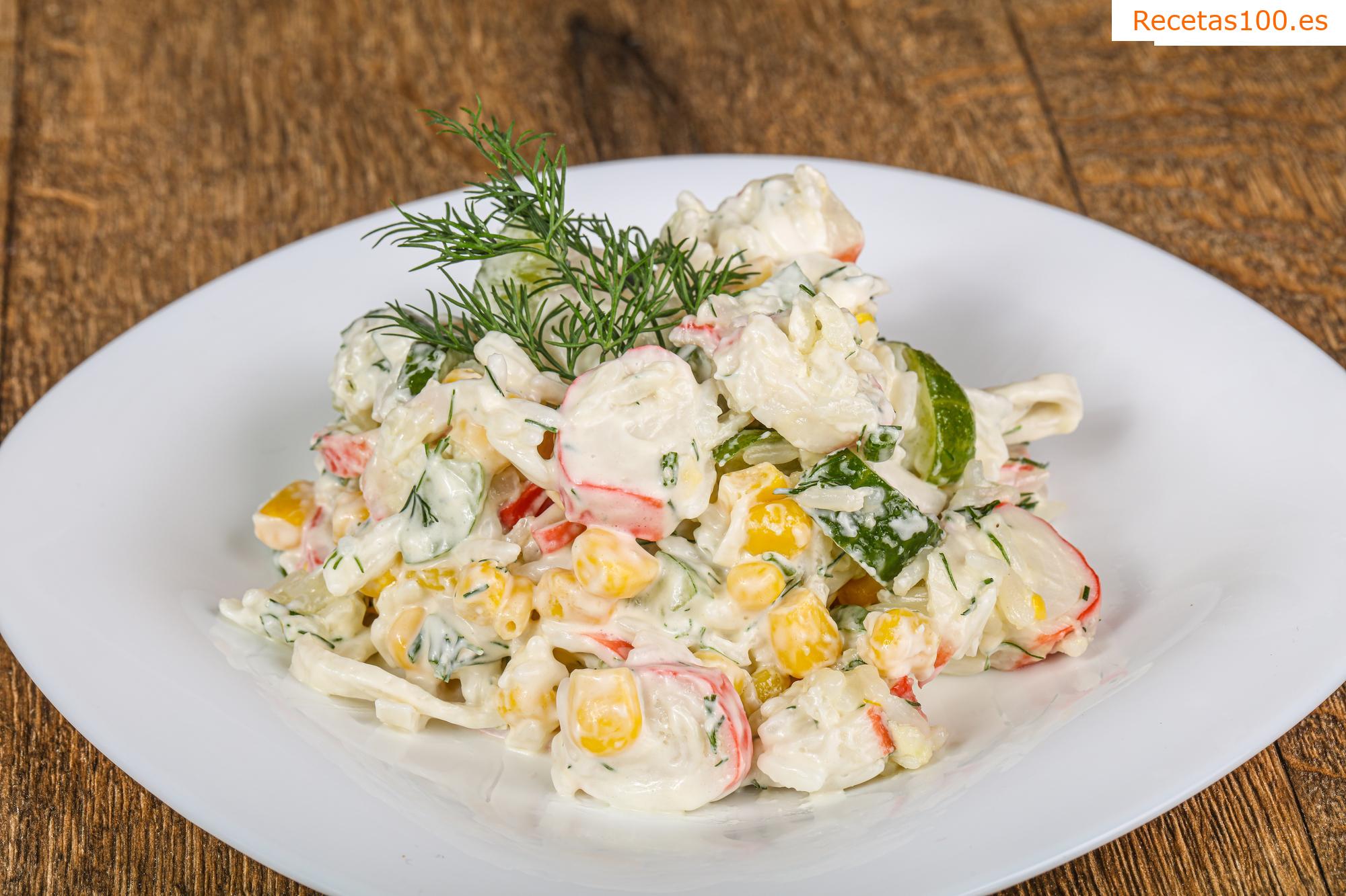 Ensalada de palitos de cangrejo y pepinos