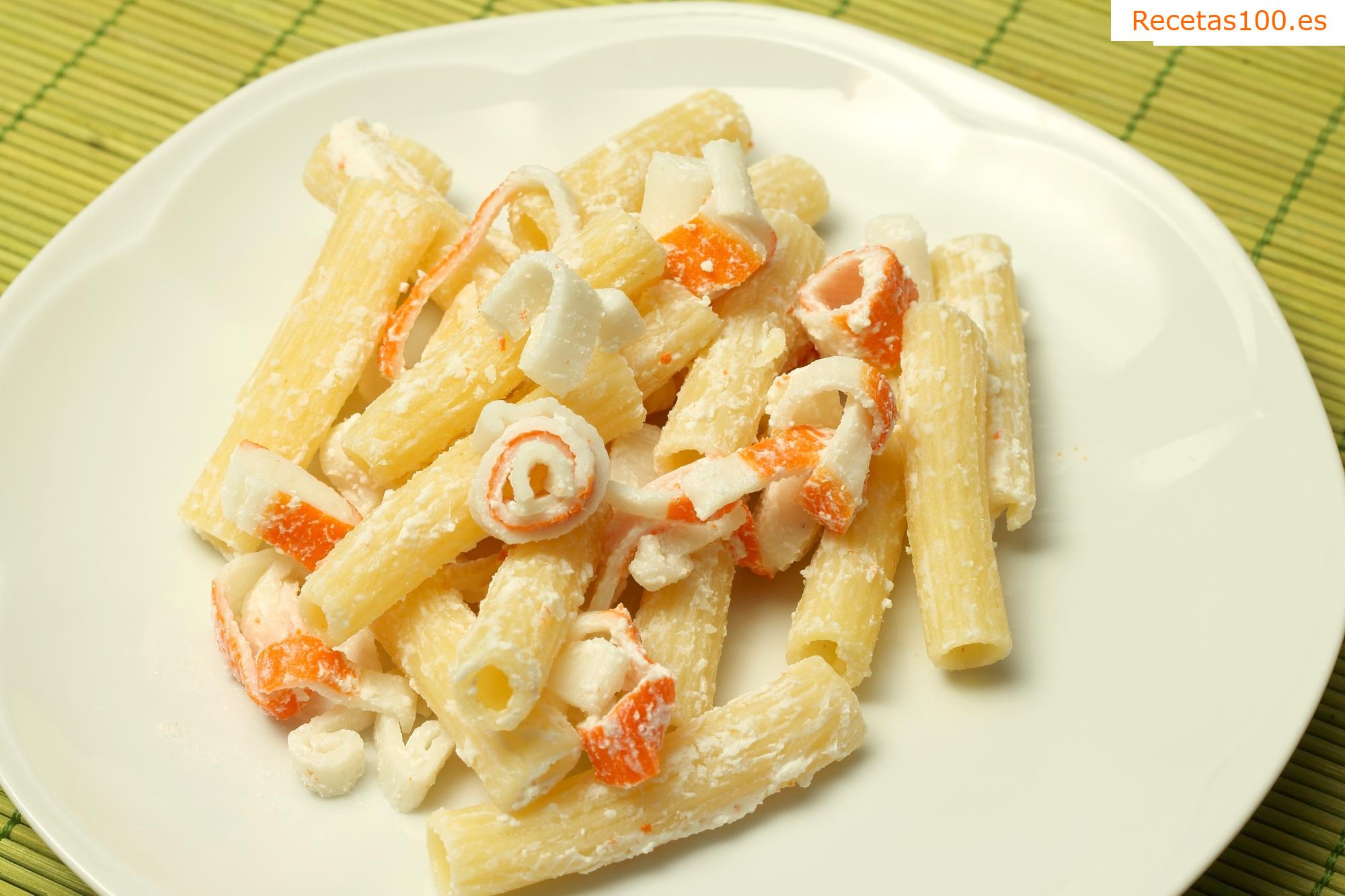 Ensalada de pasta con palitos de cangrejo