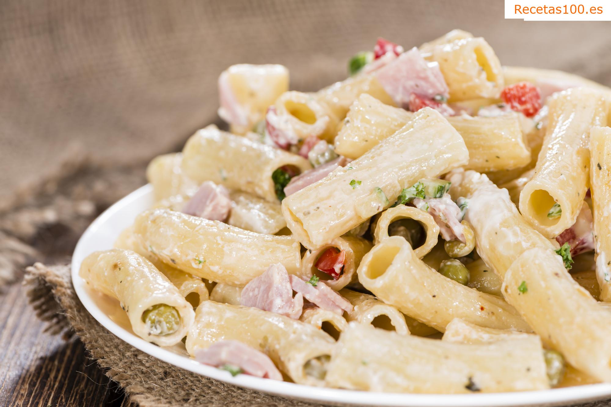 Ensalada de pasta con verduras y aderezo