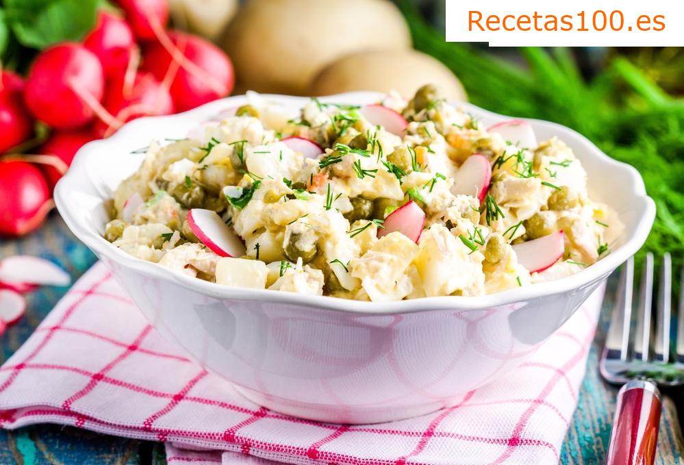 Ensalada de patatas con rábanos, alcaparras y aderezo de huevo