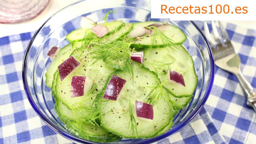 Ensalada de pepino con eneldo y cebolla