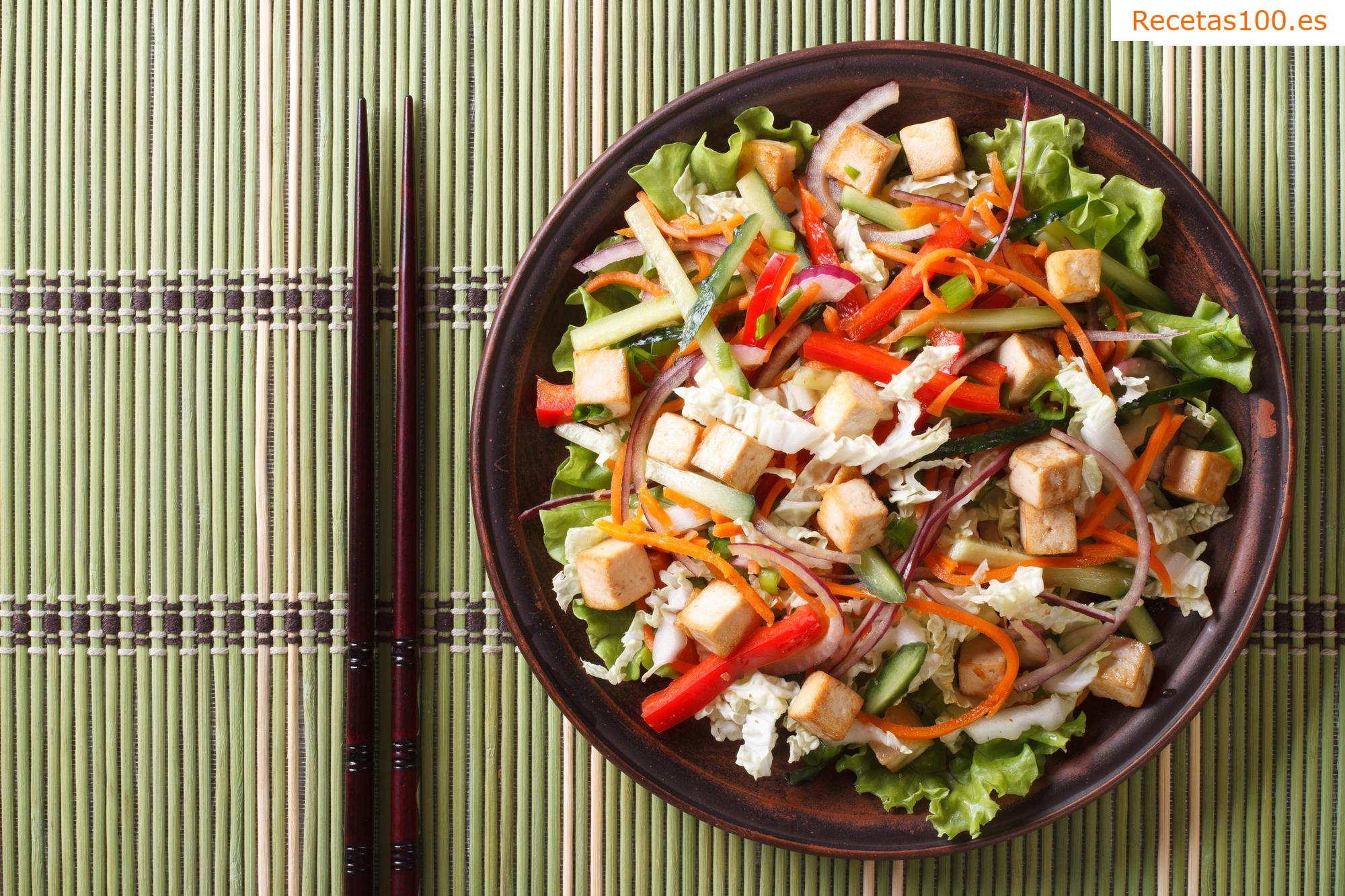 Ensalada de vegetales con tofu