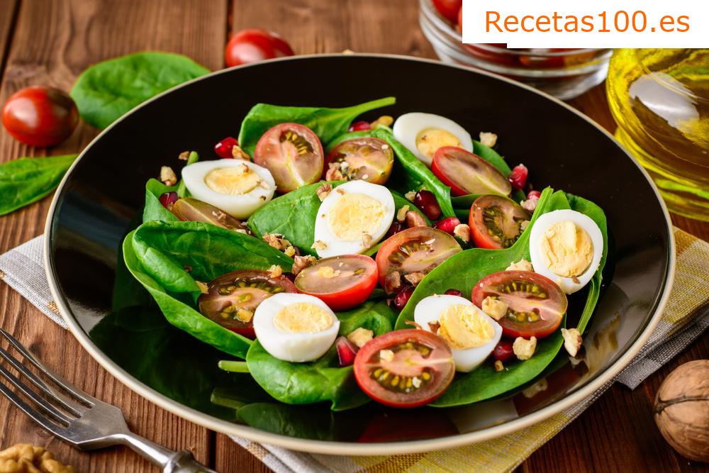 Ensalada de verano con huevo y carne de pavo crujiente