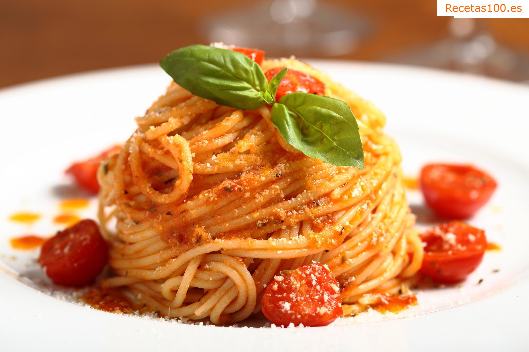 Espaguetis con pimientos asados, tomates y hinojo