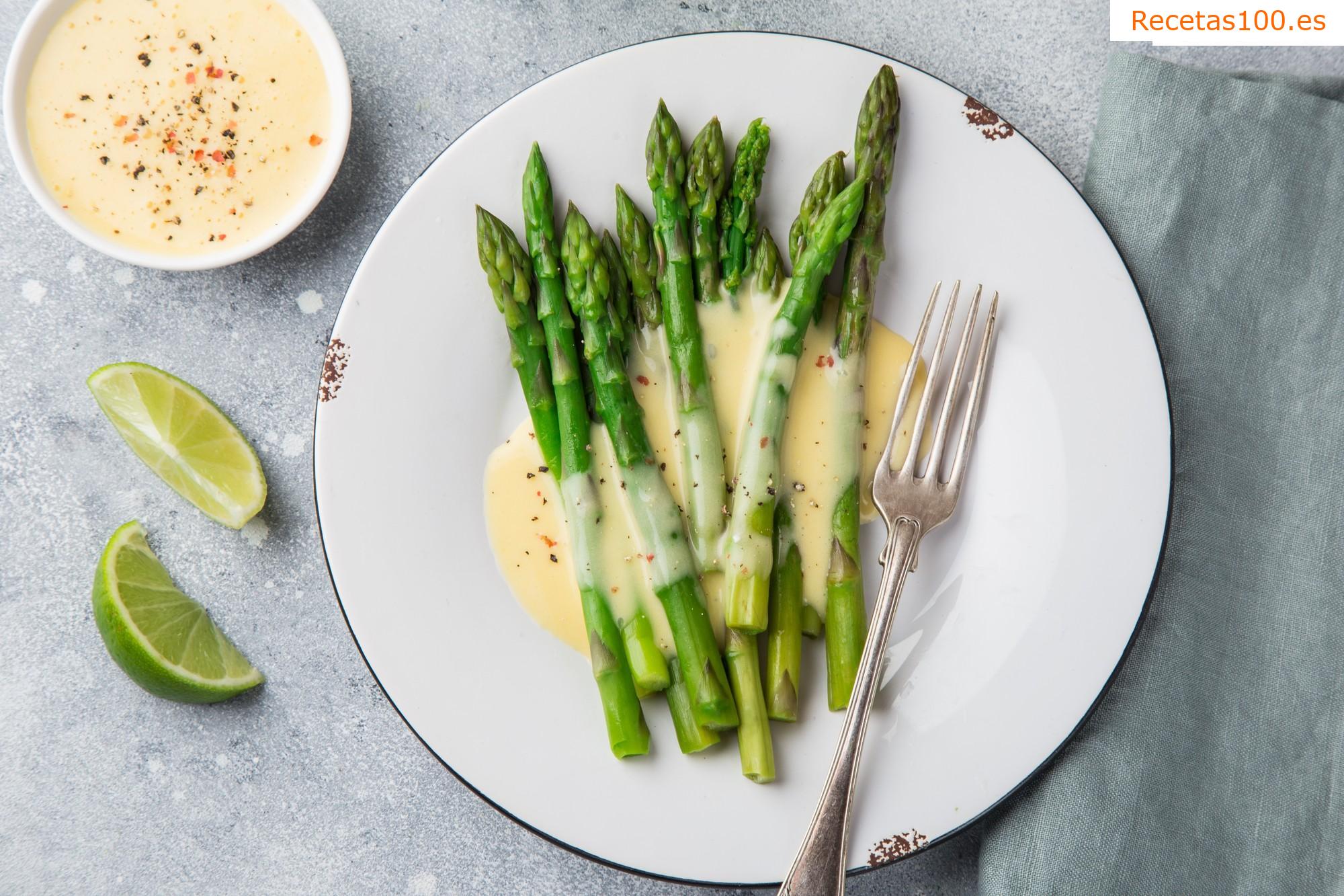 Espárragos verdes con salsa holandesa