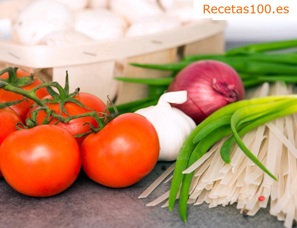 Fideos de arroz con salsa de tomate y atún