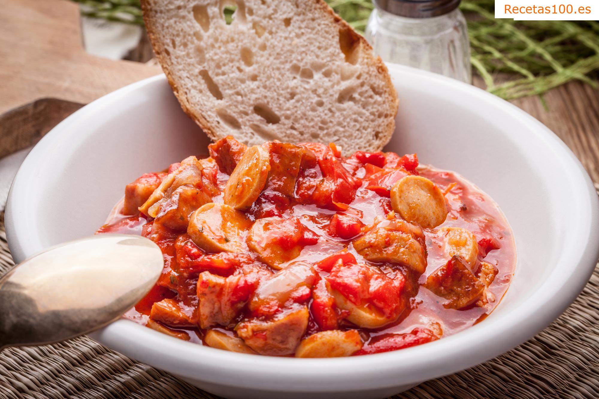 Guiso de verduras con salchichas y lentejas