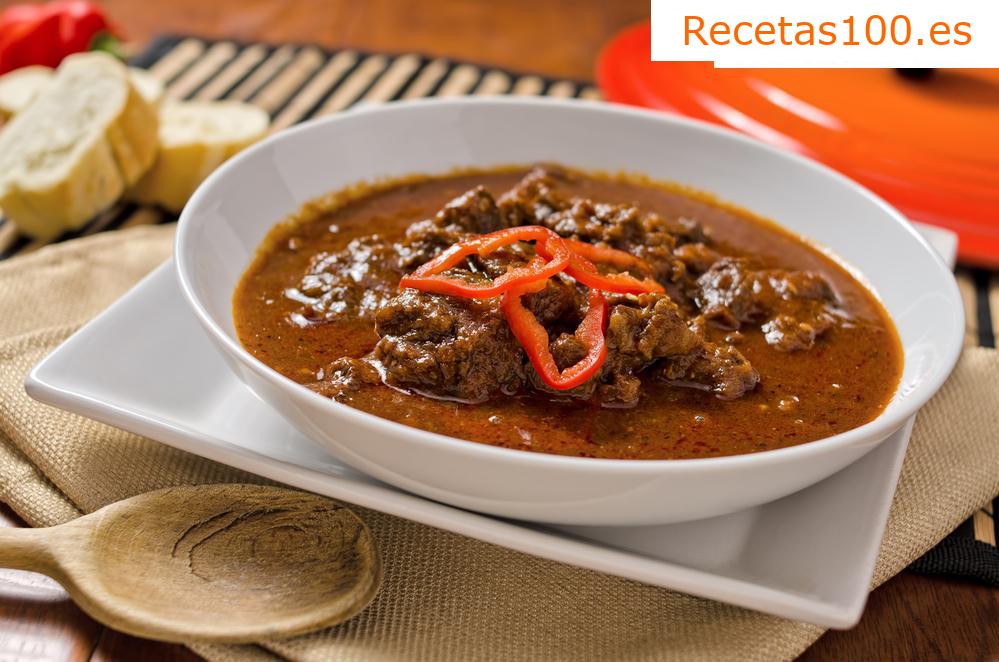 Guláš de carne de res de falda