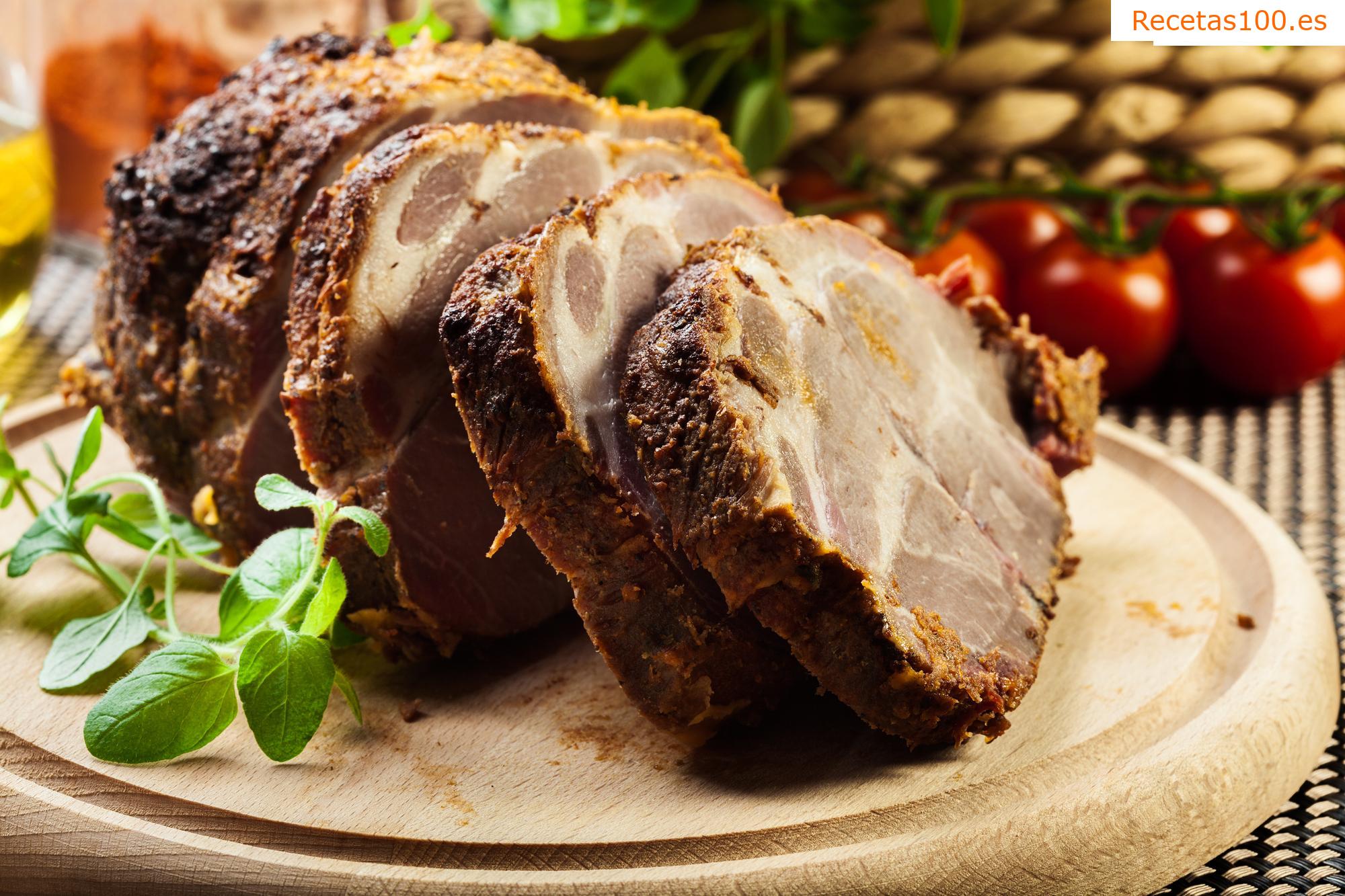 Krkovice asada sobre patatas