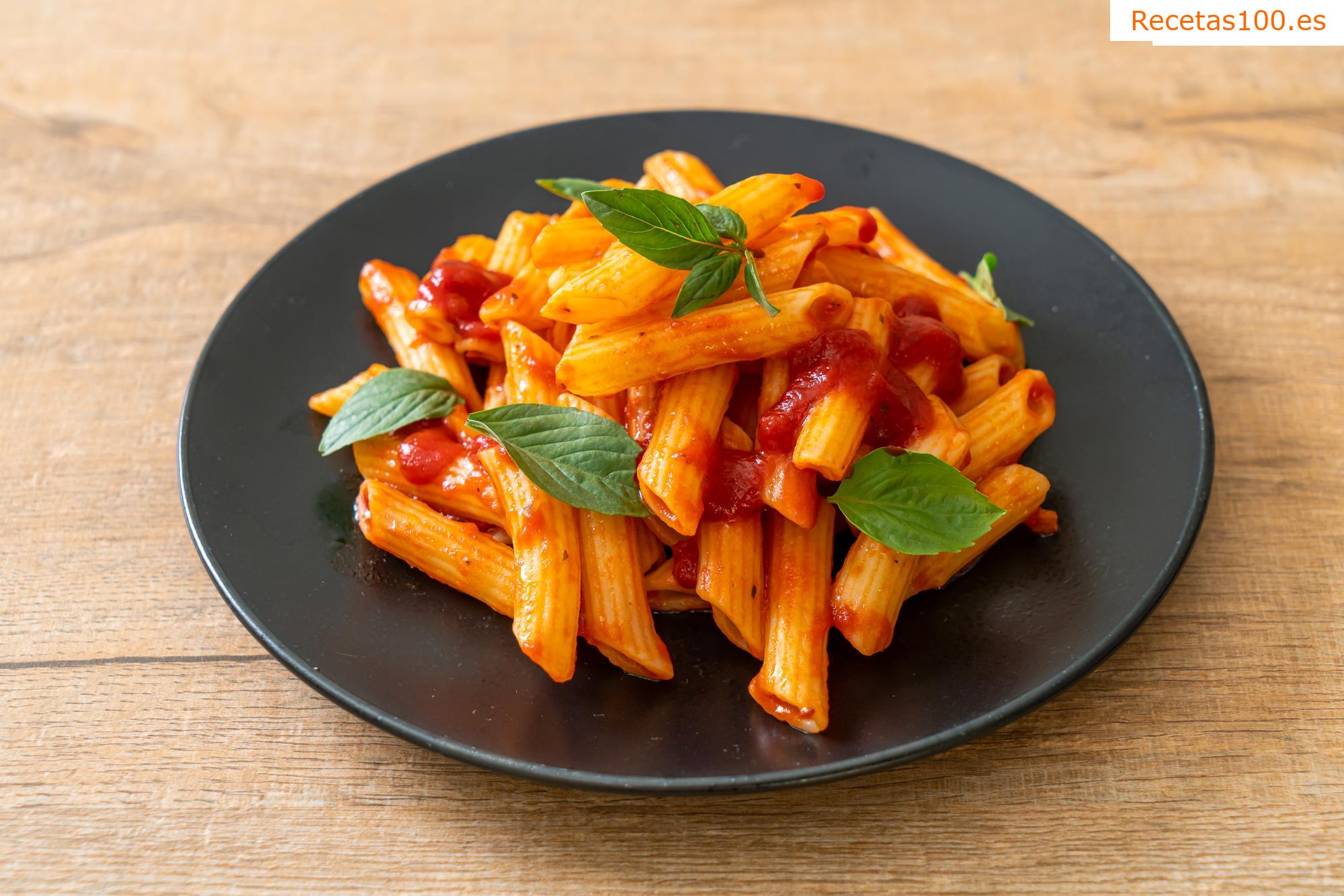 La salsa de tomate más sencilla para pasta de un recetario italiano.