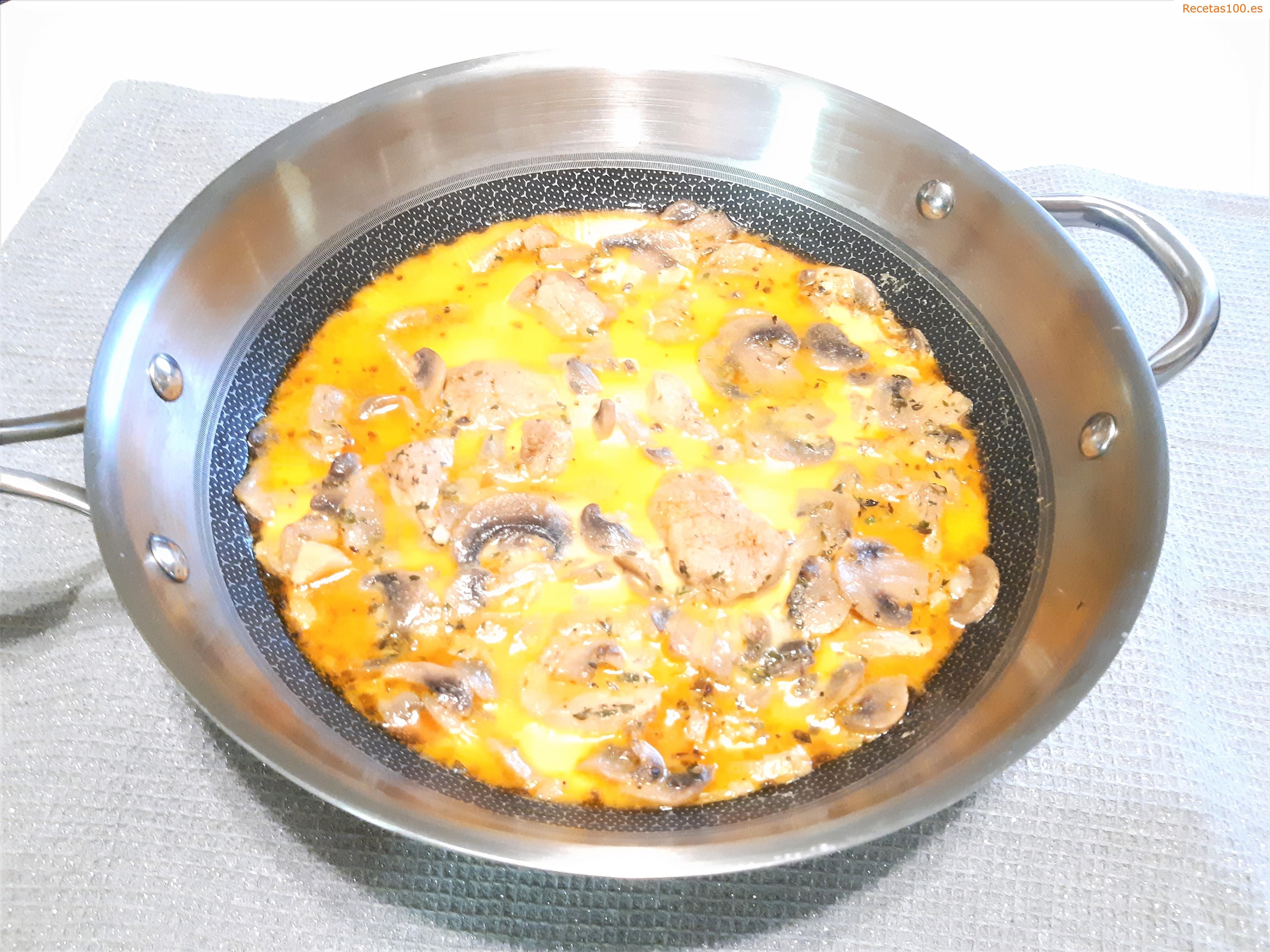 Lomo de cerdo con zanahorias y champiñones