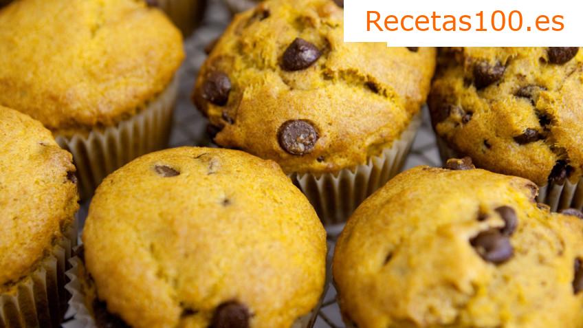 Muffins de calabaza integrales con nueces y chocolate