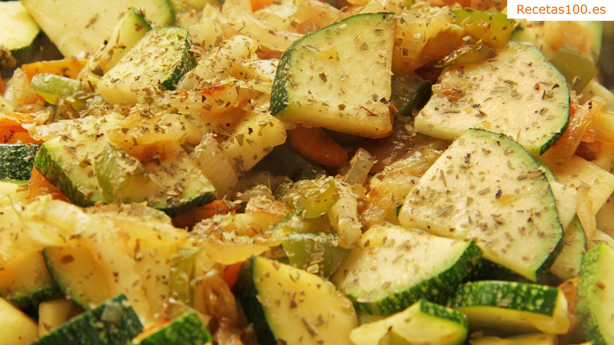 Papas asadas con verduras como guarnición