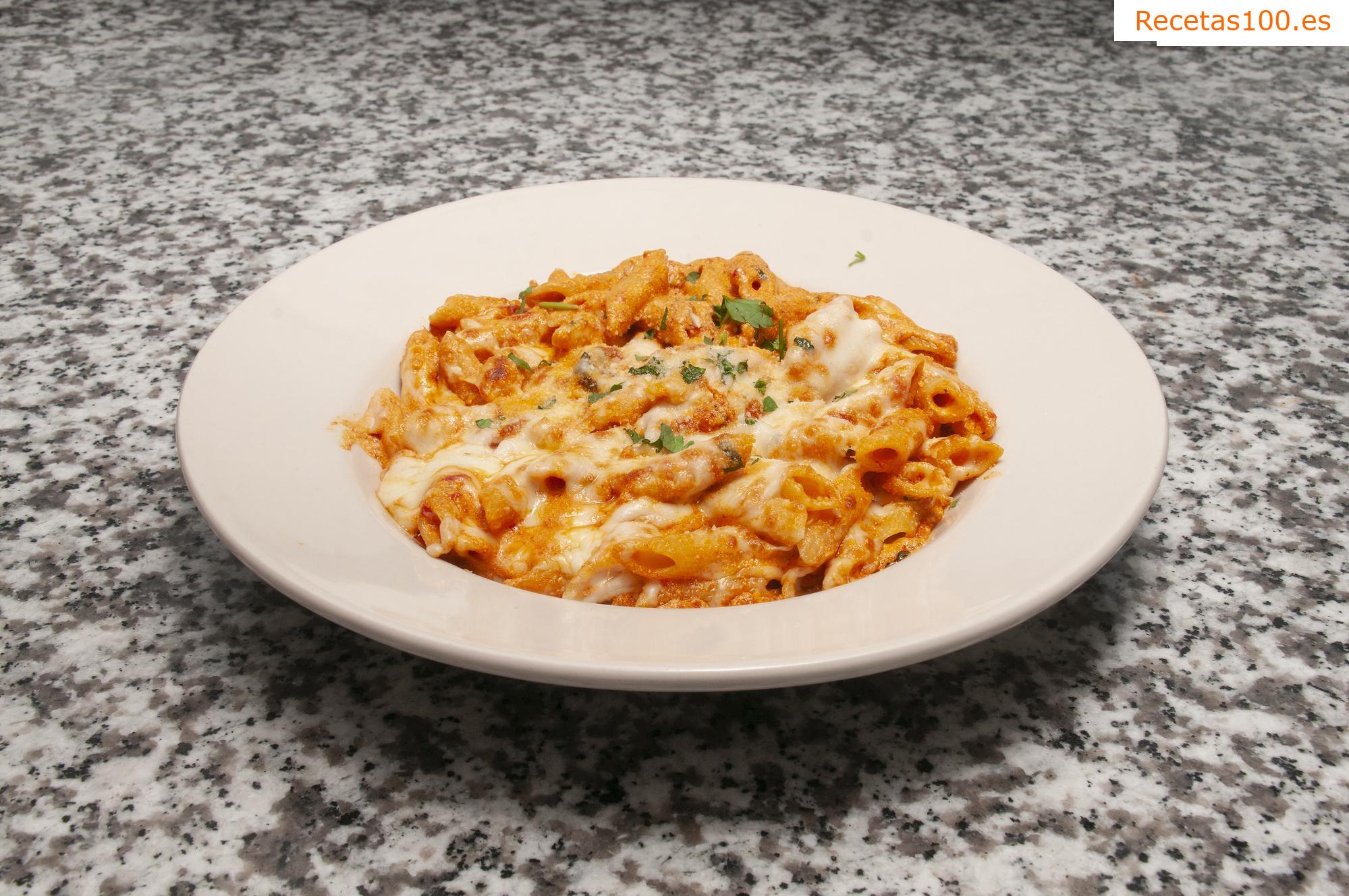 Pasta con salsa de tomate, mozzarella y tocino inglés.
