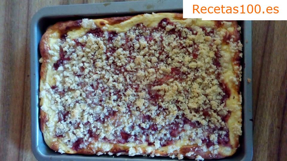 Pastel de grosellas con requesón y streusel