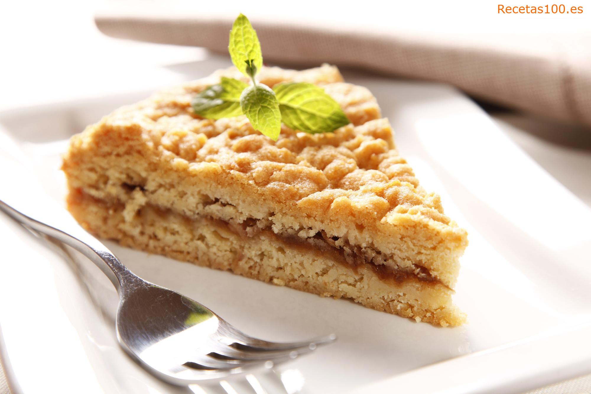 Pastel de manzana suave con crema de vainilla