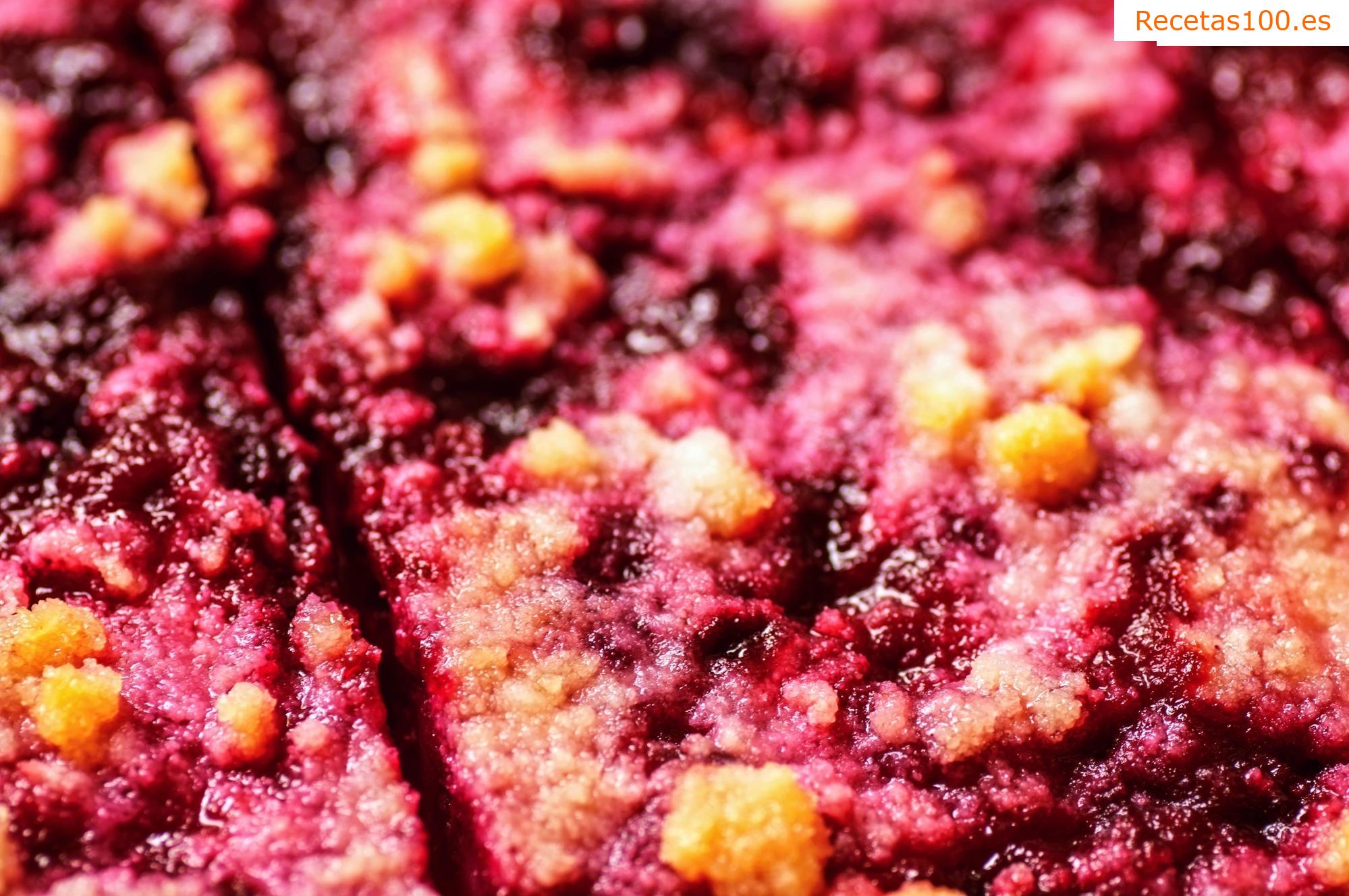 Pastel de ruibarbo y fresa con crumble