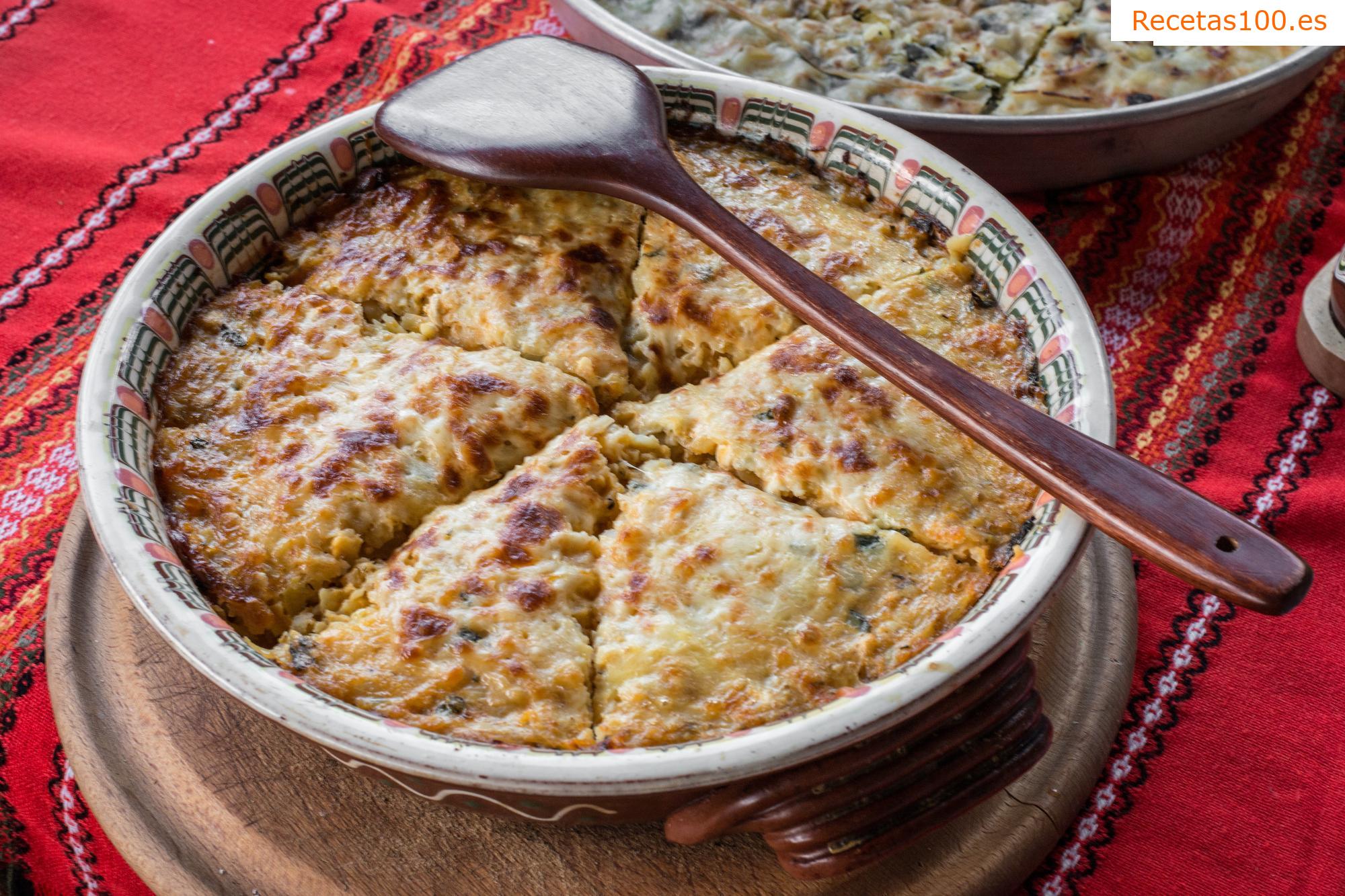 Pastel salado de masa levada con relleno de verduras