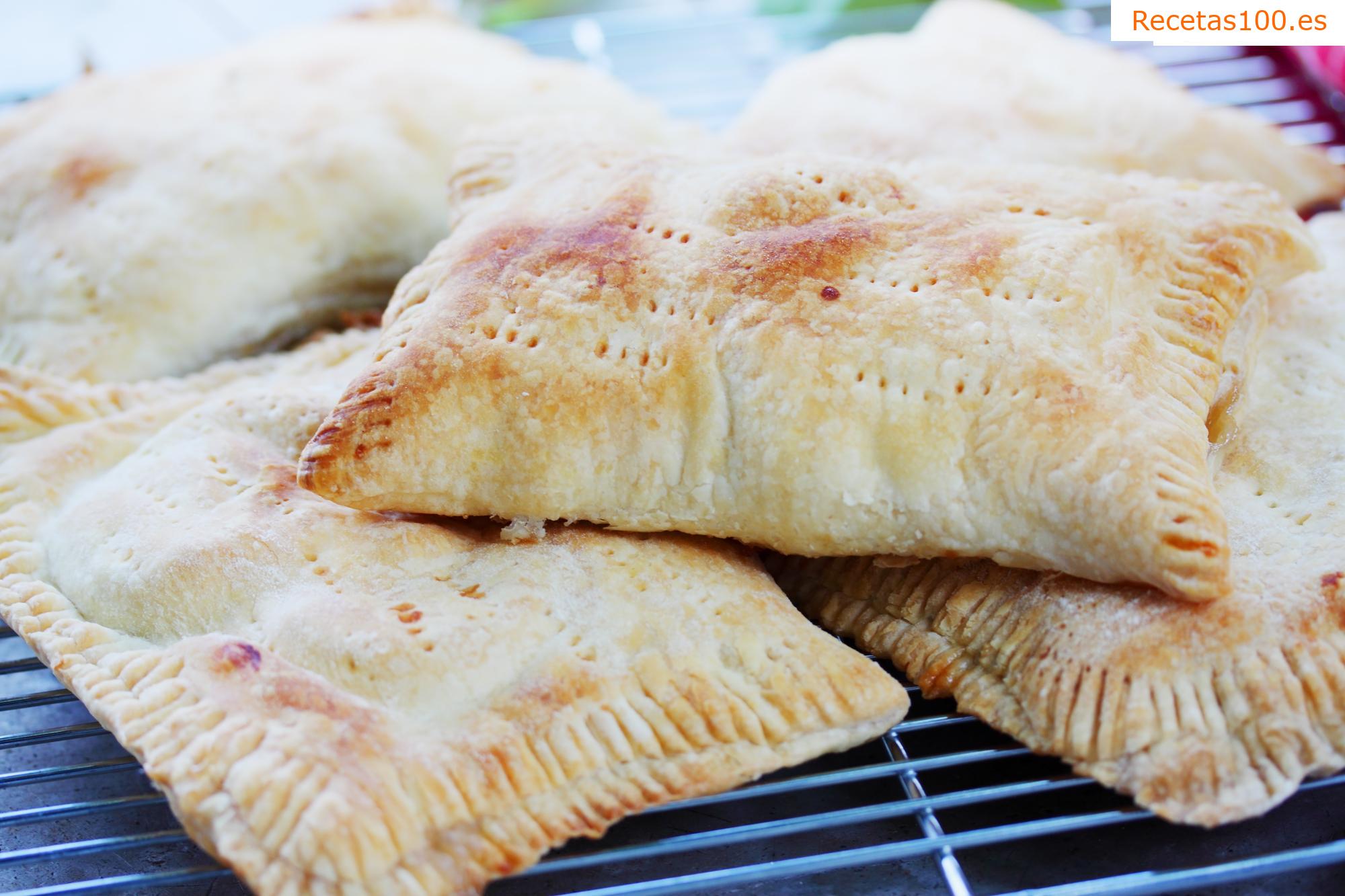 Pasteles de requesón fragantes con manzanas