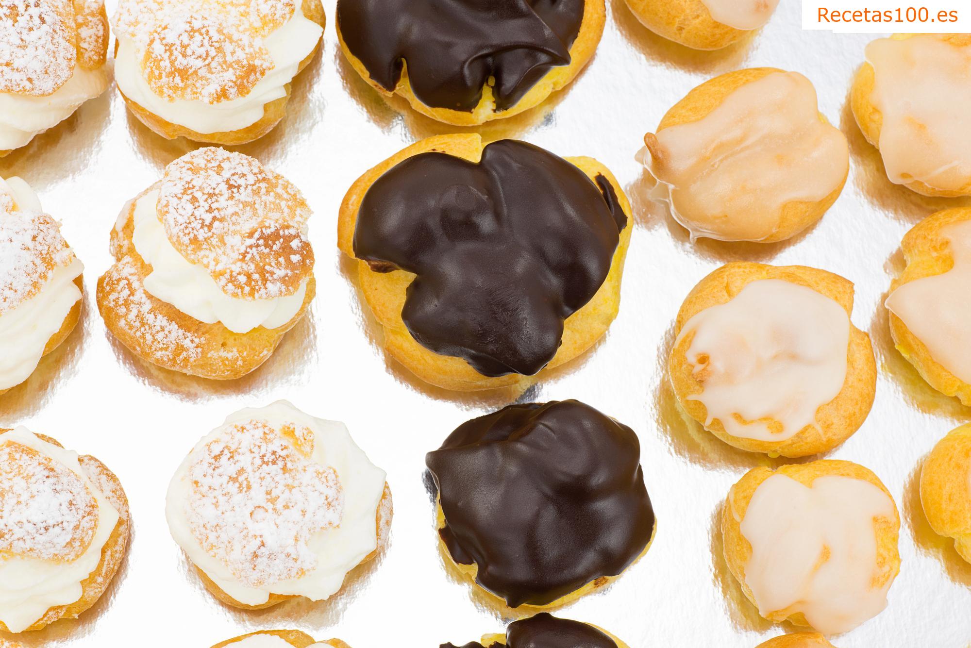 Pastelitos de masa de hojaldre con crema de chocolate