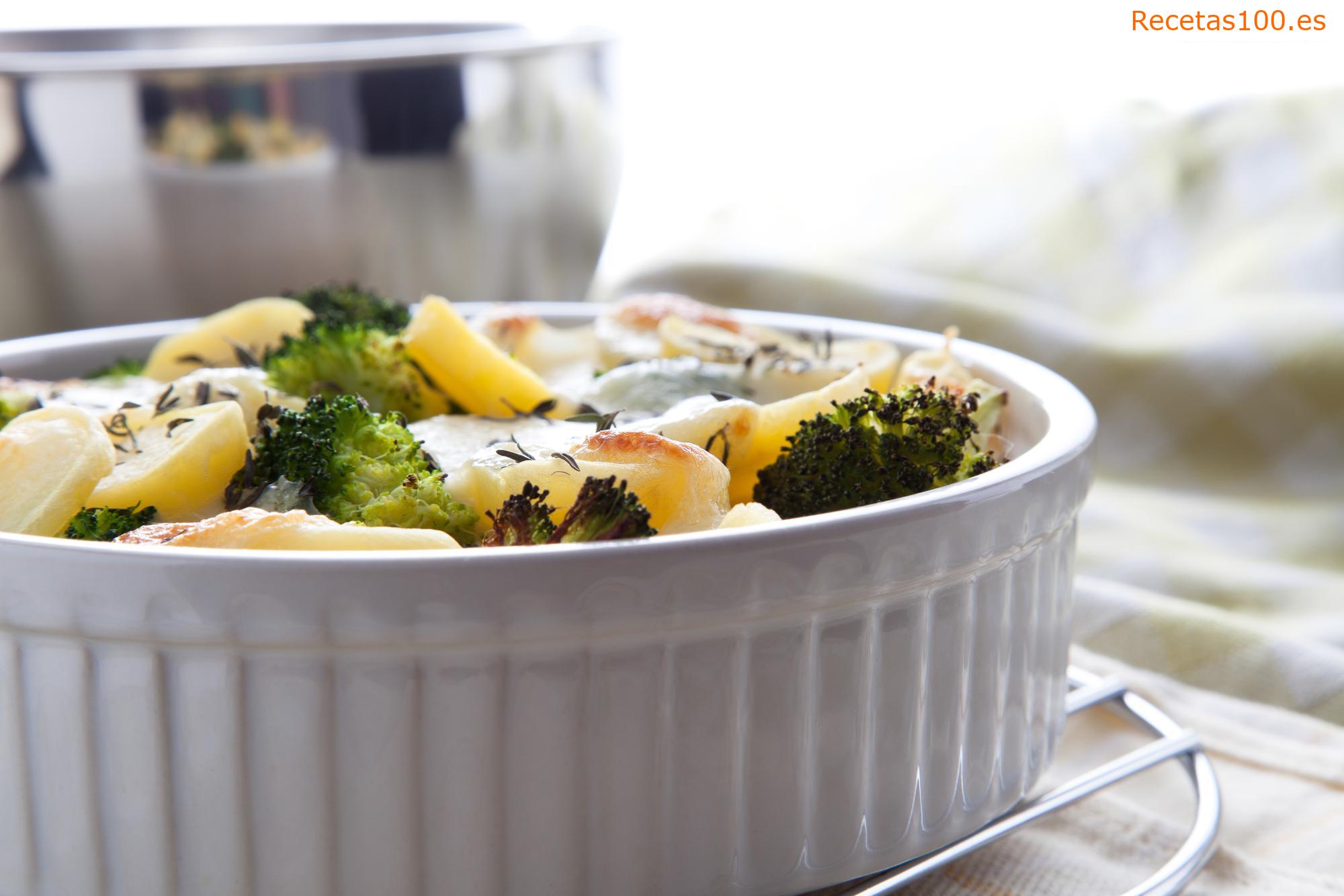 Patatas al horno con brócoli y pollo