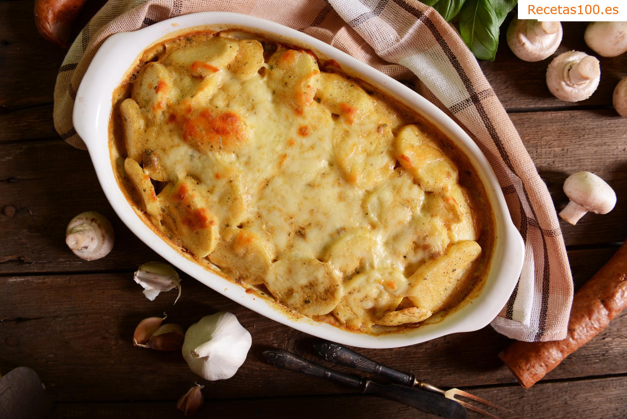 Patatas al horno picantes con repollo, salchicha y queso žirovnický - bálsamo balcánico.