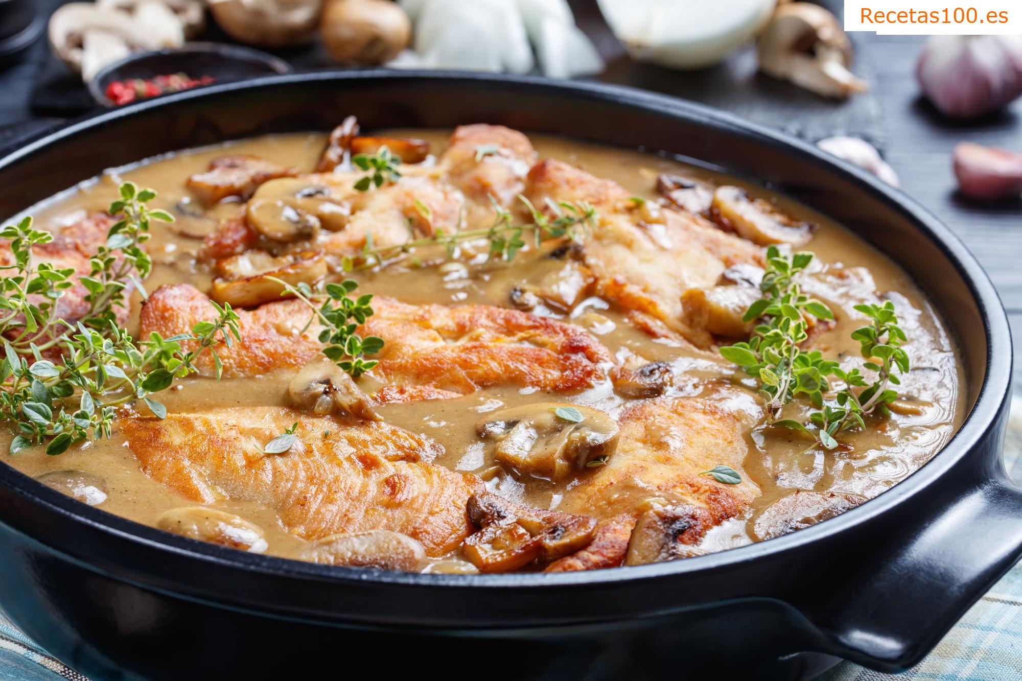 Pechuga de pavo al horno con champiñones, pimiento y calabacín.