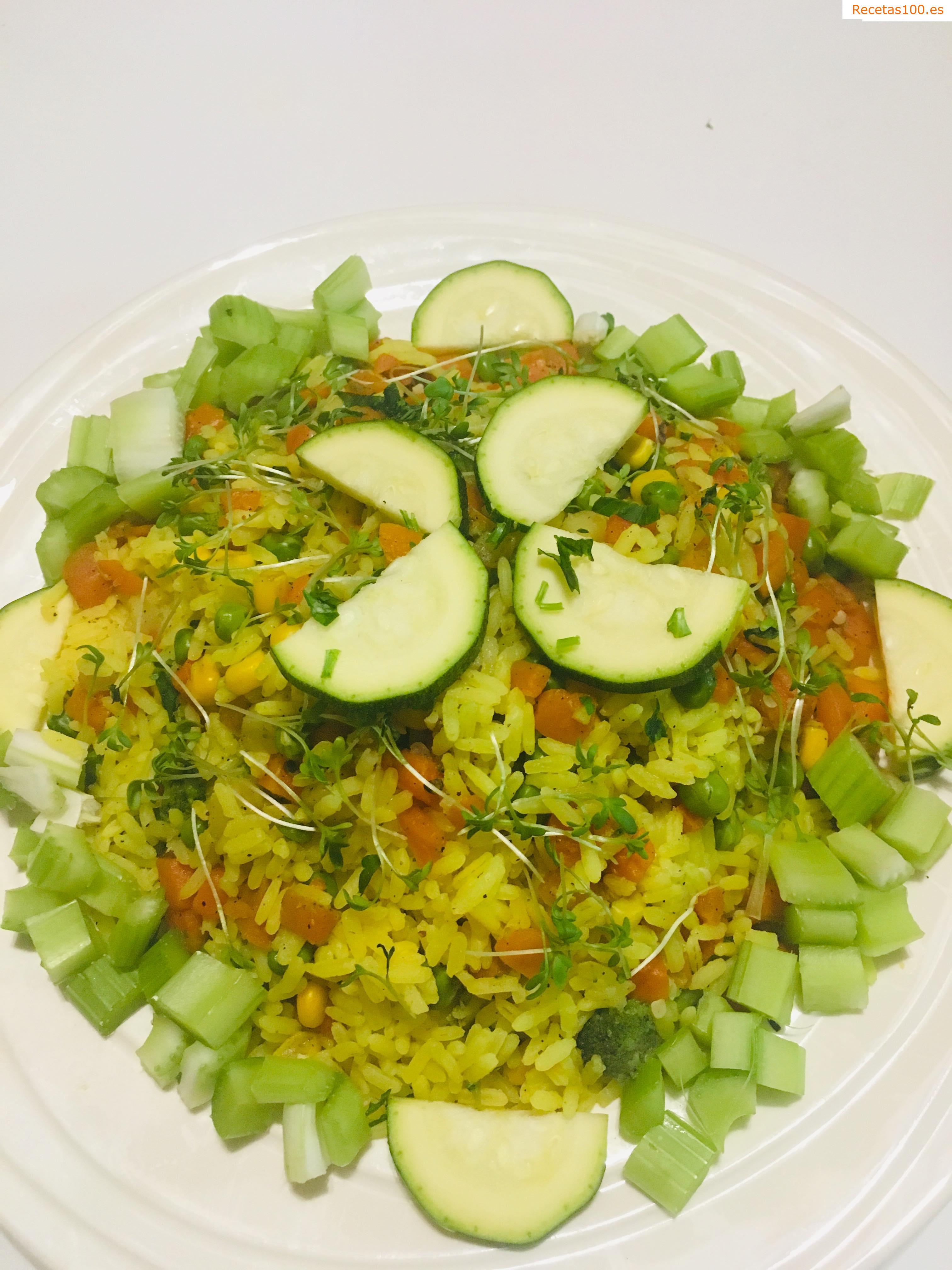 Pollo al curry con arroz y verduras
