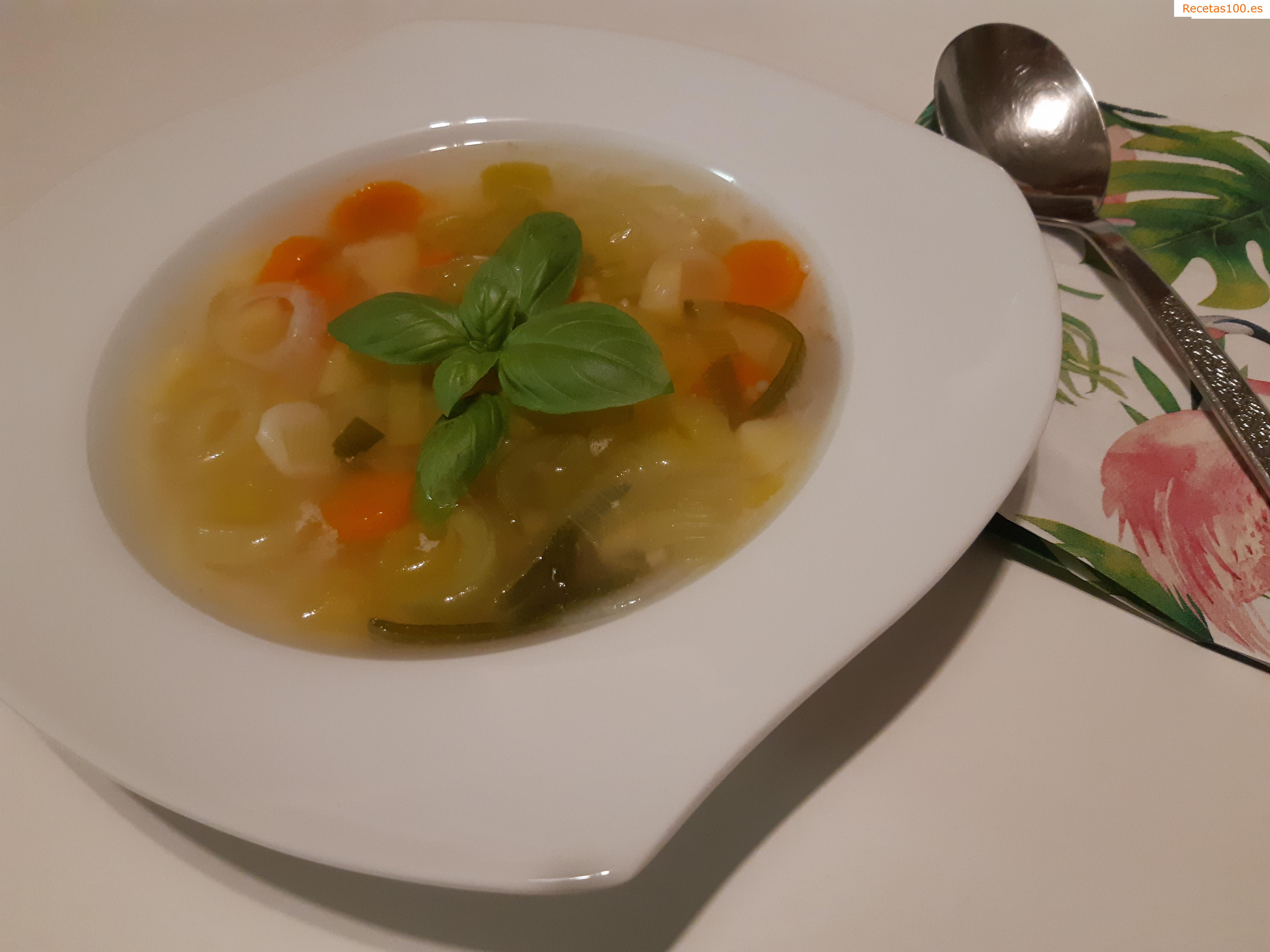 Pollo de sopa con verduras frescas en wok.