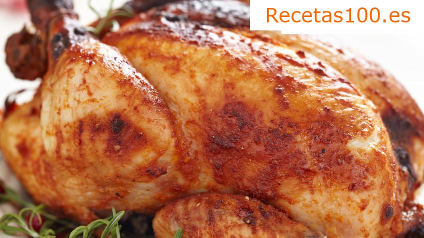 Pollo herbado jugoso horneado en sal gruesa