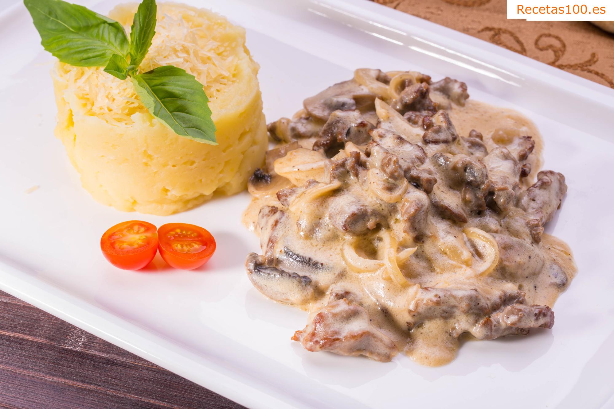 Ravioles rellenos de carne de res en salsa de crema.