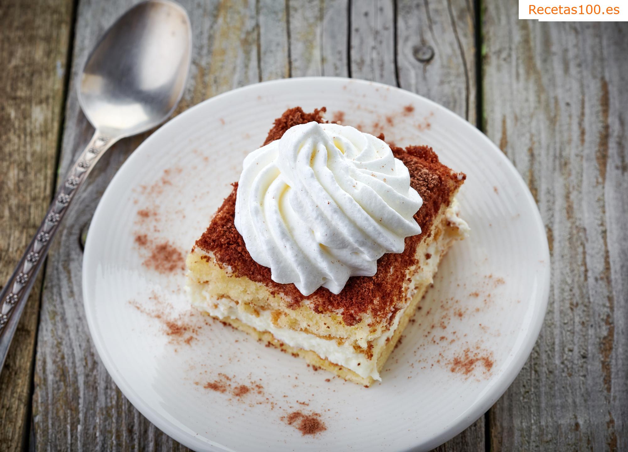 Rebanadas de pudín con duraznos y crema batida