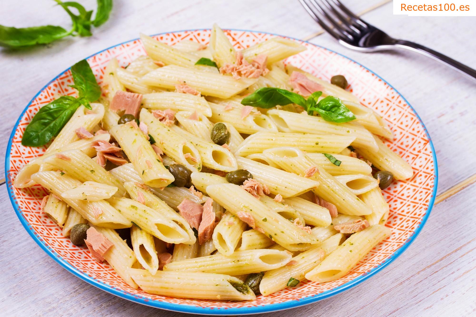 Rigatoni con atún, calabacín y albahaca