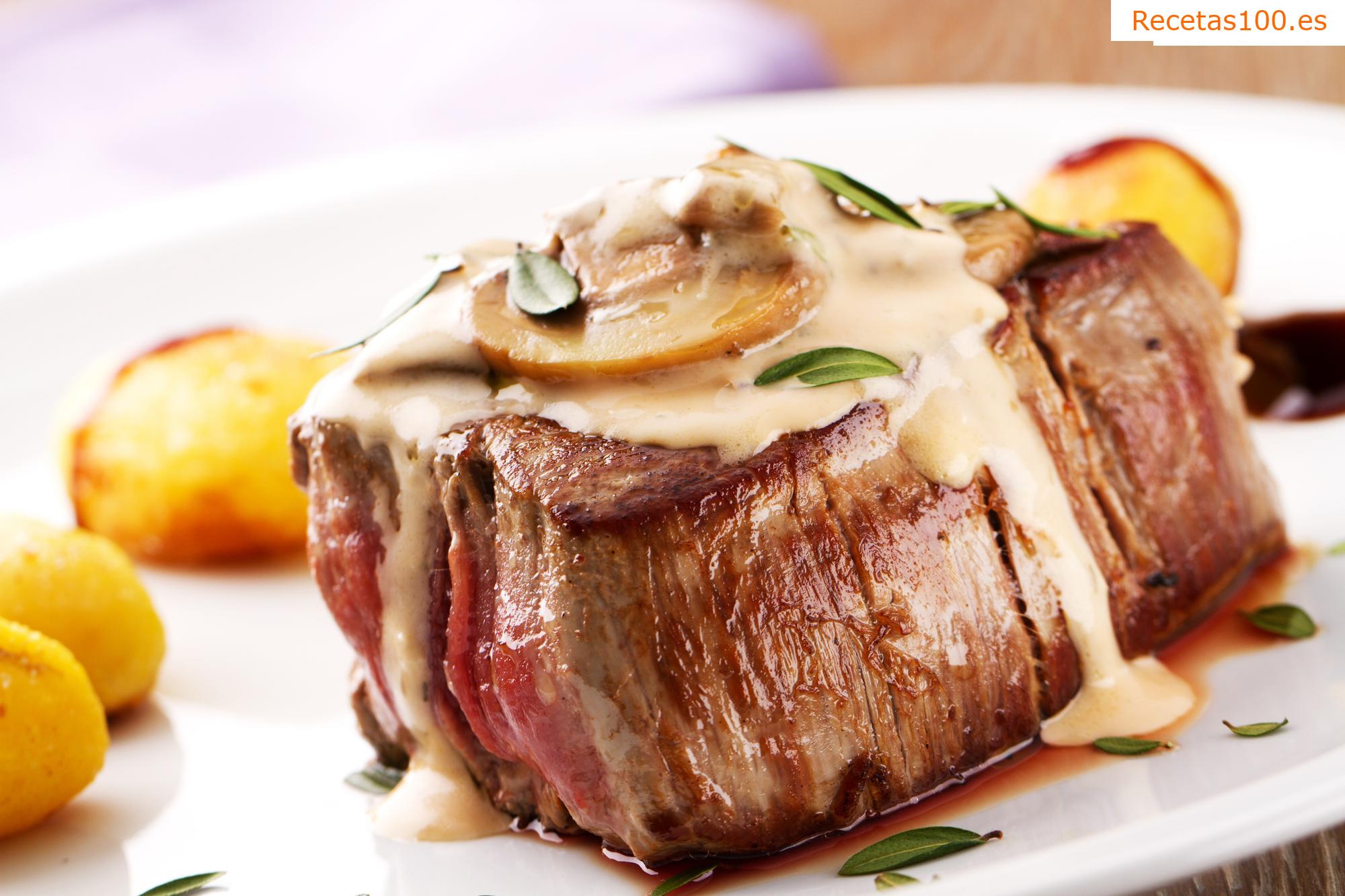 Rollos de carne de res con salsa de champiñones